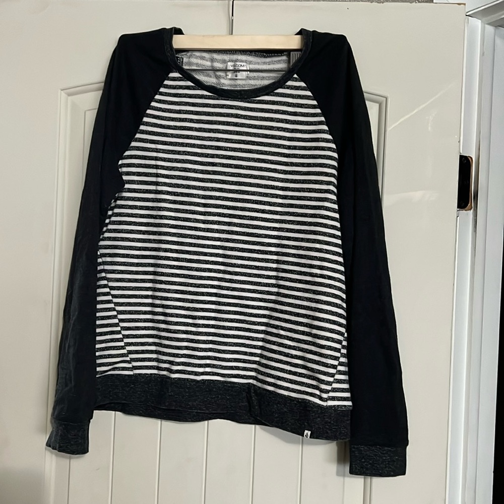 Cute Volcom sweatshirt